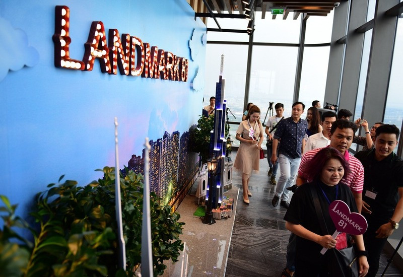 Sảnh đón khách nhộn nhịp tại Landmark 81, điểm đến giải trí hàng đầu với CGV và khu vực gửi xe