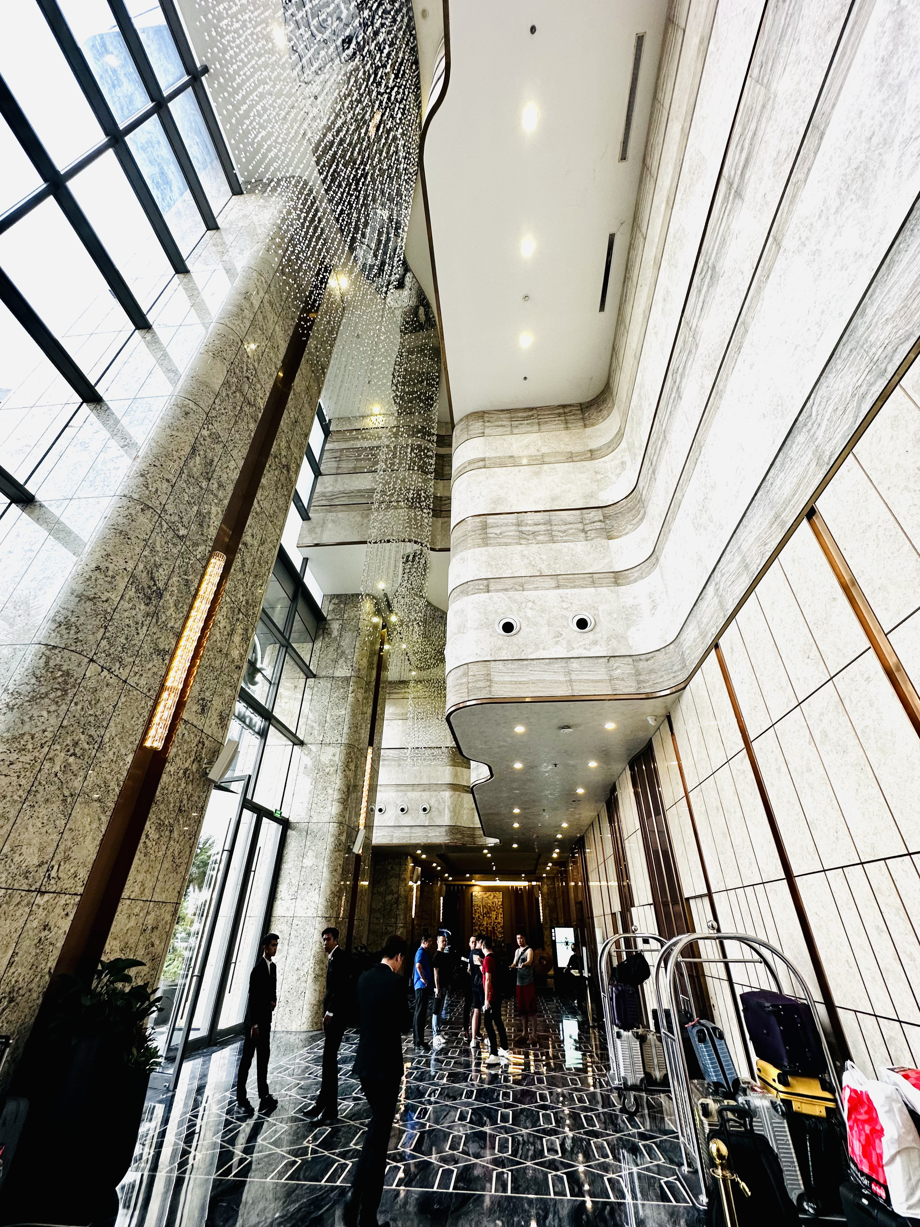 Sảnh đón khách tại Vinpearl Landmark 81 Autograph Collection Hotel