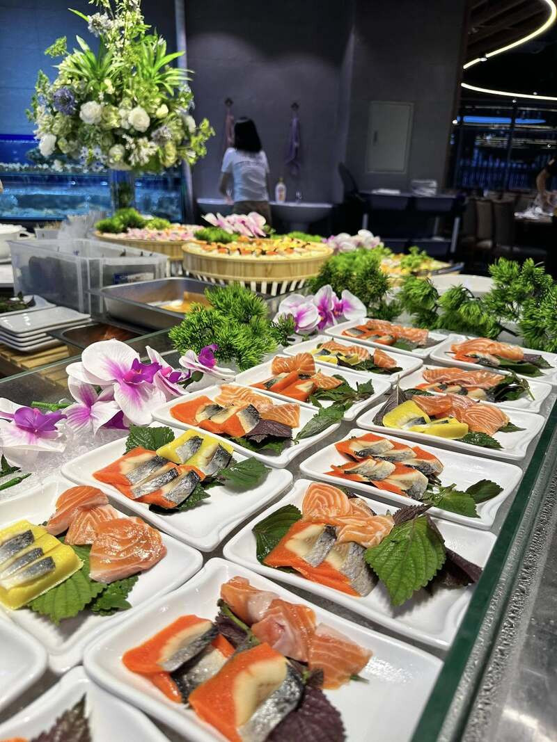 sashimi tại buffet Poseidon Vincom Lê Văn Việt Quận 9