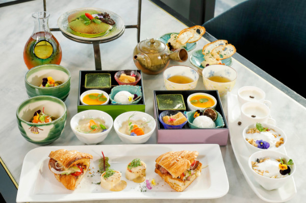 Set trà chiều sang trọng với nhiều loại trà và bánh ngọt, mặn, phục vụ tại không gian cao cấp của Landmark 81.