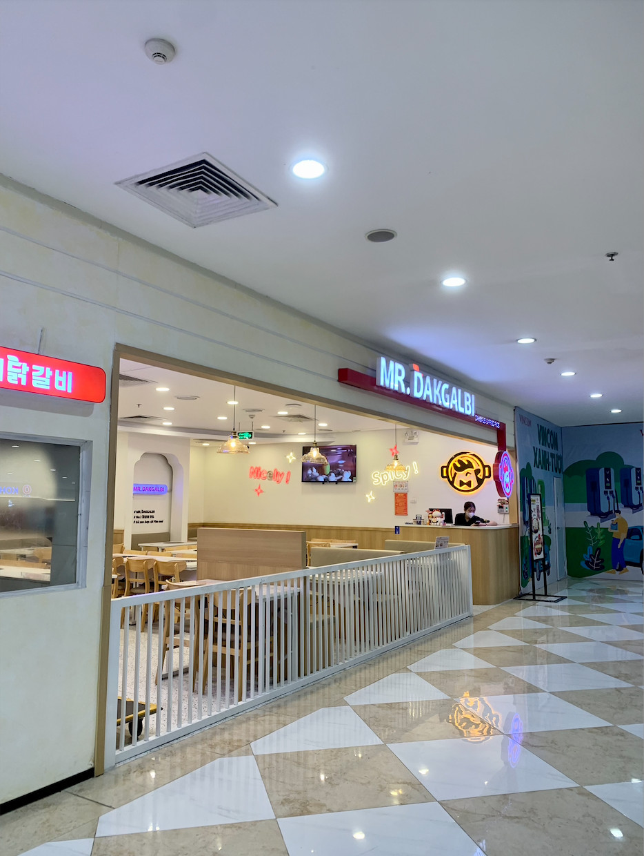 Siêu thị tại tầng hầm Vincom Nguyễn Chí Thanh vẫn đông khách mua sắm.
