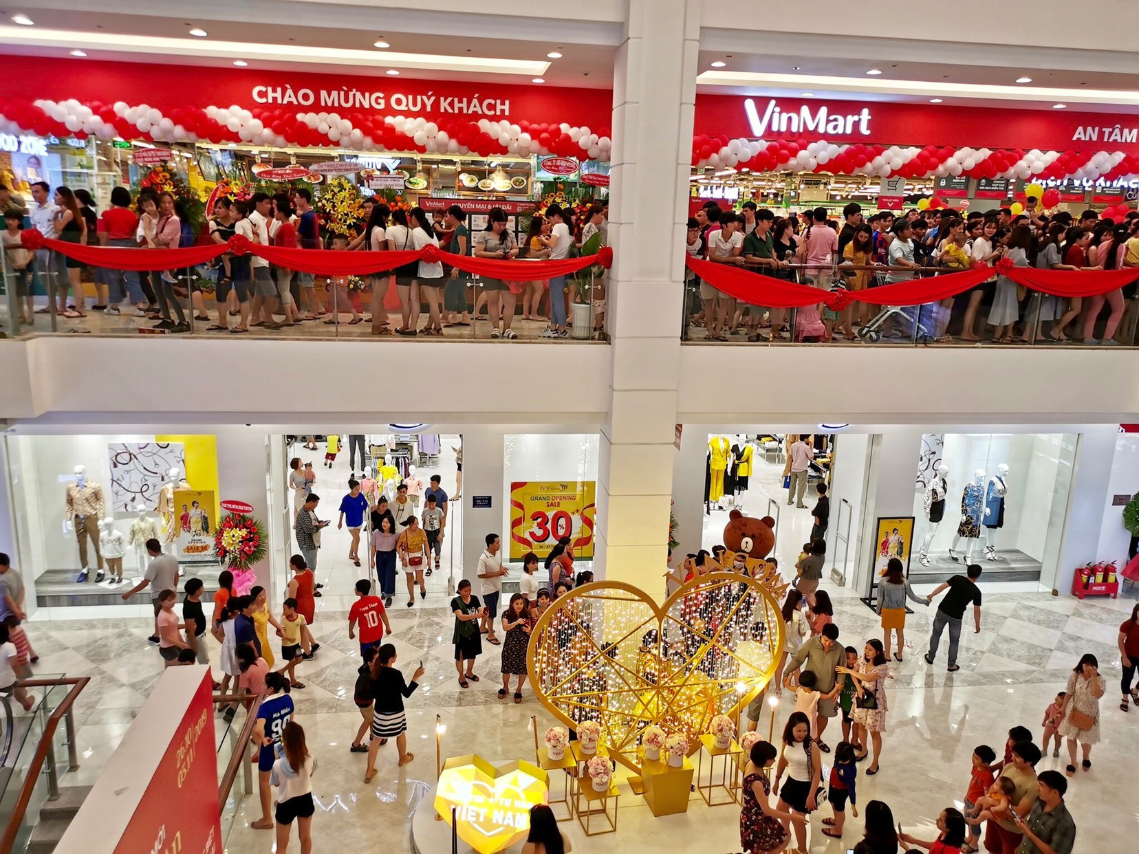 Siêu thị VinMart rộng lớn tại Vincom Plaza Bình Dương đáp ứng nhu cầu mua sắm thiết yếu.