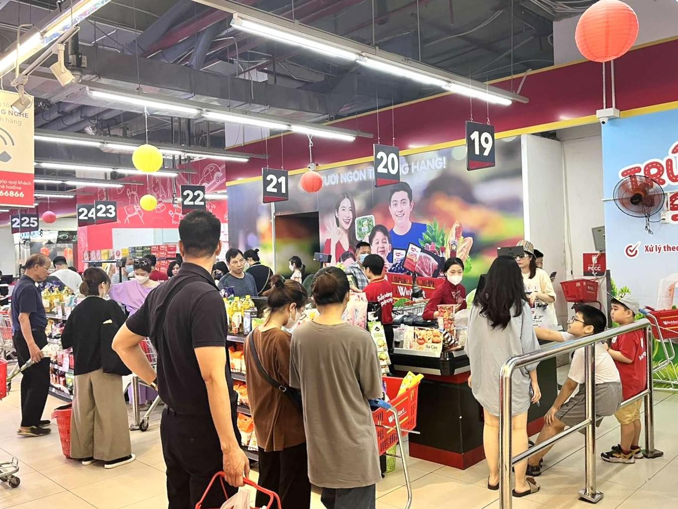 Siêu thị WinMart hiện đại, đa dạng sản phẩm tại Vincom Đồng Khởi