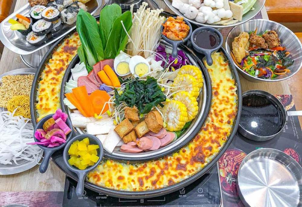 Spicy Box Vincom Plaza Tuy Hòa gây ấn tượng với lẩu tokbokki phong phú với nhiều loại topping hấp dẫn