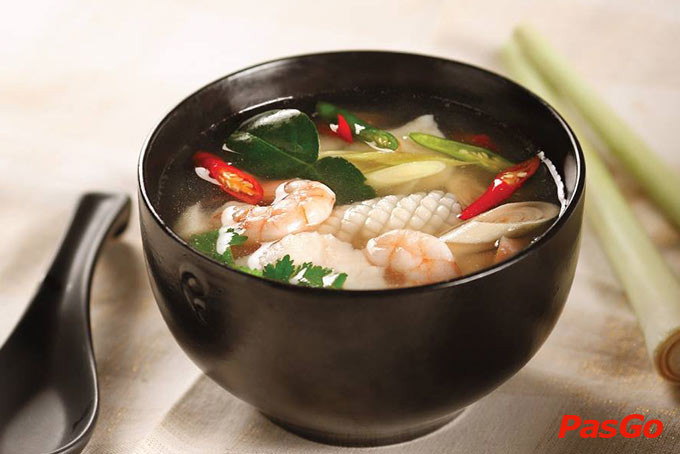 Súp Tom Yum với tôm tươi tại ThaiExpress Vincom Nguyễn Chí Thanh