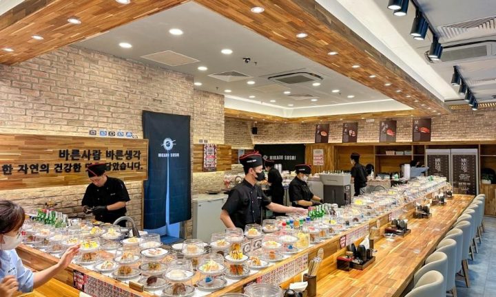 Sushi băng chuyền đa dạng tại Mikado Thảo Điền