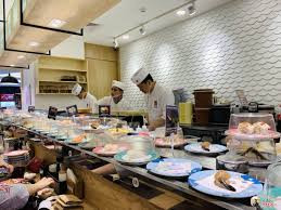 Sushi và sashimi tươi ngon được trình bày đẹp mắt tại Dozo Sushi Dining, Vincom Metropolis Liễu Giai