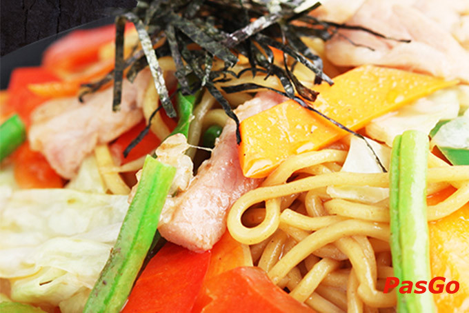 Sushi và sashimi tươi rói, tinh hoa ẩm thực Nhật trong thực đơn của Sumo Vincom Đà Nẵng.