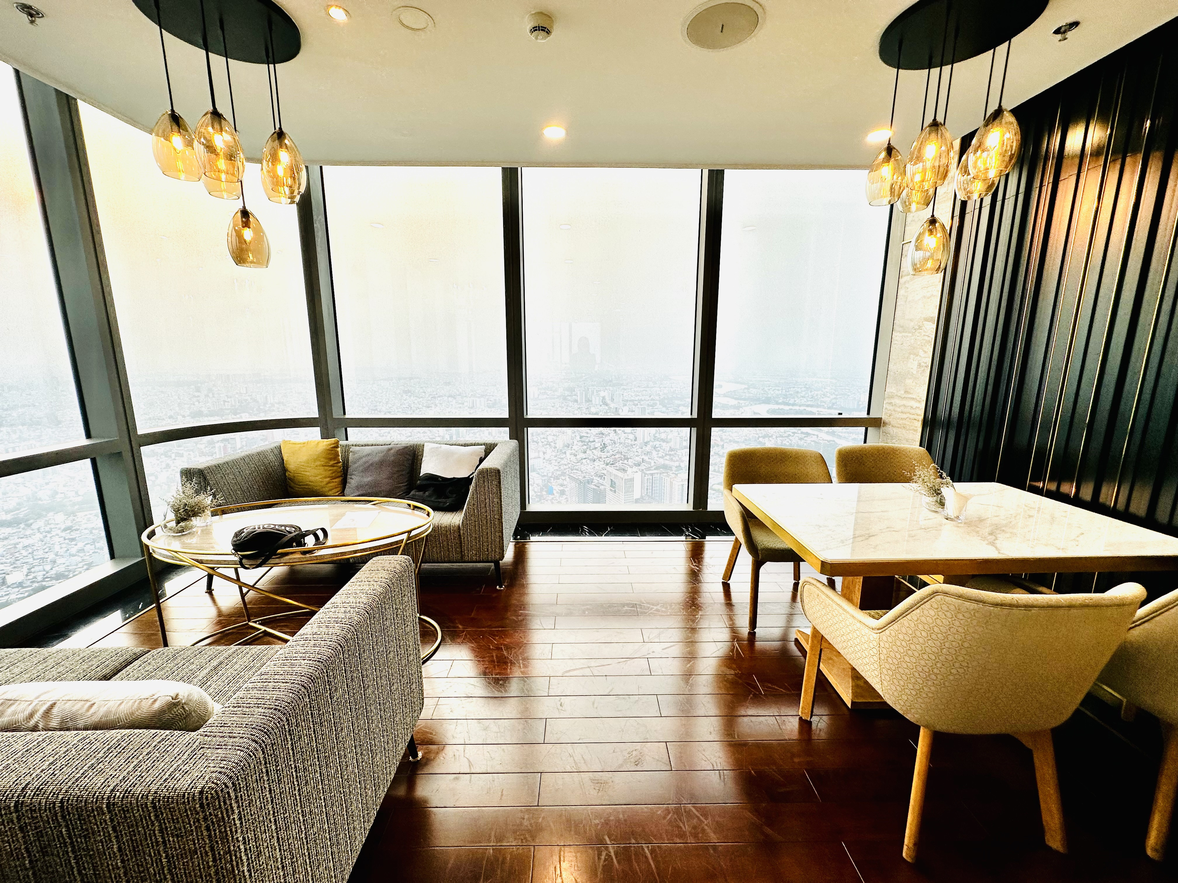 Tầm nhìn toàn cảnh từ Club Lounge Vinpearl Landmark 81 Autograph Collection Hotel