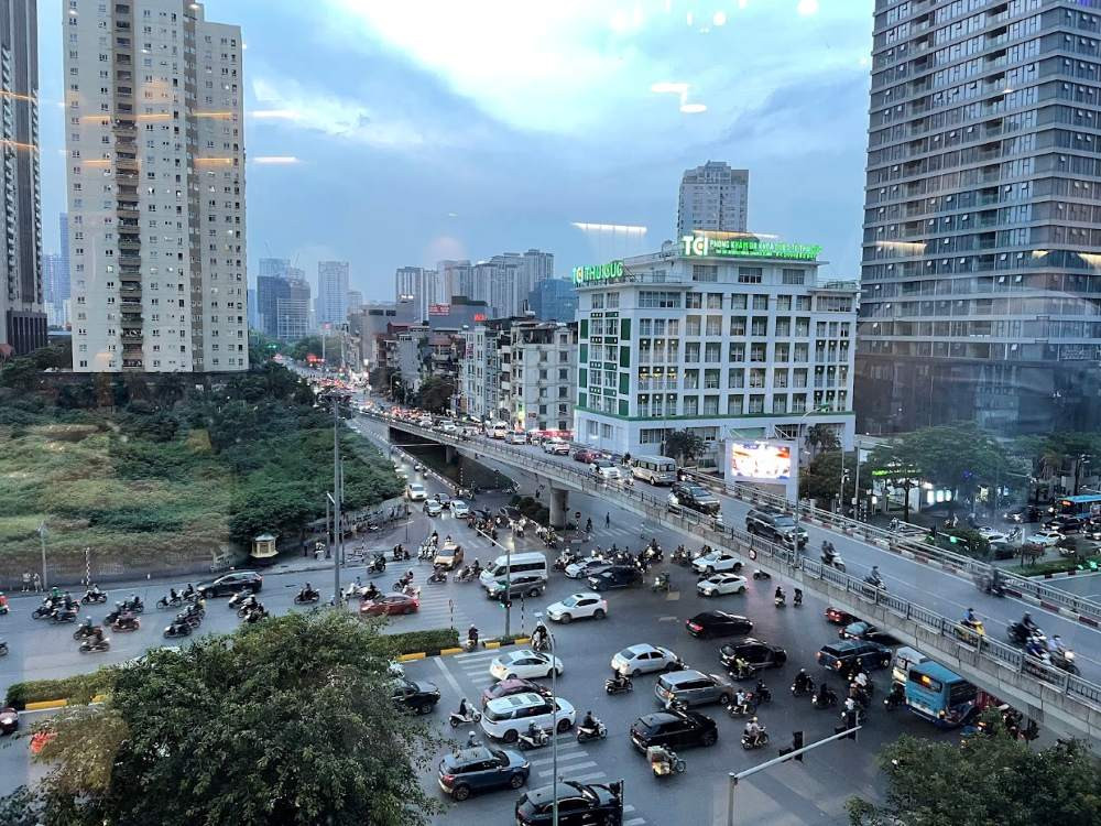 Tầm nhìn tuyệt đẹp ra khung cảnh thành phố từ một nhà hàng sang trọng tại Vincom Trần Duy Hưng, tạo không gian thư giãn cho thực khách
