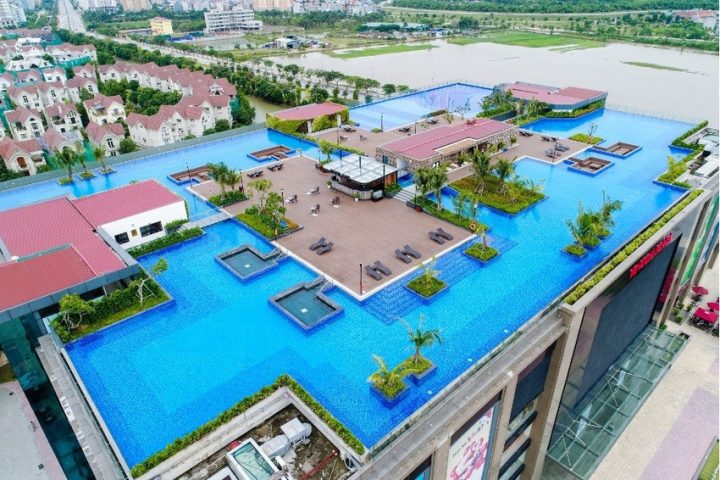 Tầm view ấn tượng tại bể bơi Vincom Plaza Long Biên