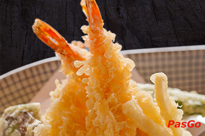 Tempura giòn rụm với rau củ và hải sản, một món khai vị đặc sắc của Sumo Vincom Đà Nẵng.