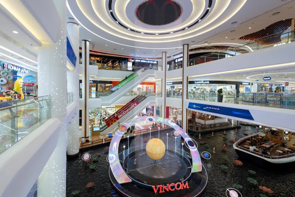 Thác nước cầu vồng nghệ thuật tại Vincom Mega Mall Smart City mang đến trải nghiệm độc đáo.