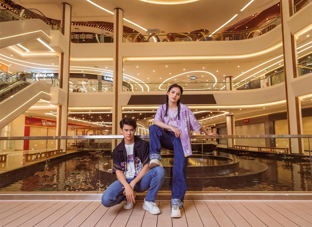 Thác nước công nghệ cầu vồng 360 độ, một trong nhiều điểm check-in tại Vincom Mega Mall Smart City