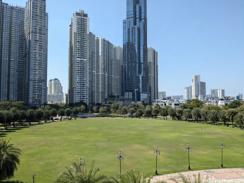 Thảm cỏ xanh rộng lớn giữa lòng công viên Vinhomes Central Park, nơi diễn ra nhiều hoạt động.