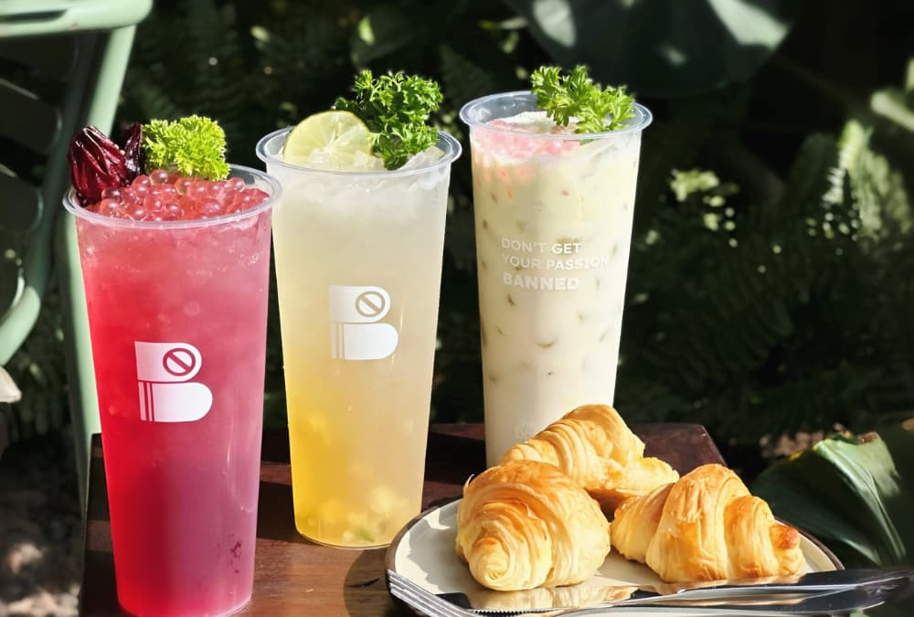 The Banned Coffee phục vụ cả thức uống và bánh ngọt với không gian hiện đại