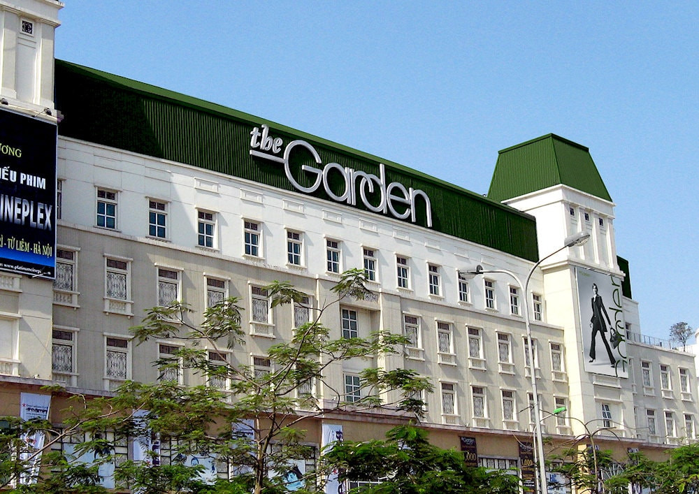 The Garden Shopping Center có mặt tiền kính lớn phản chiếu ánh sáng, tạo nên vẻ đẹp lung linh và cuốn hút.