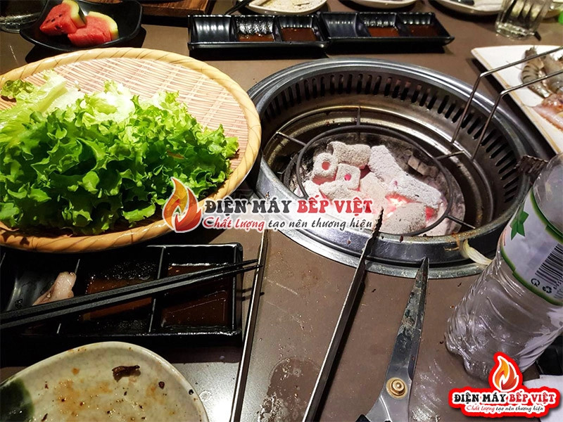 Thiết bị nhà bếp hiện đại trong quá trình thi công nhà hàng Sumo BBQ Thảo Điền