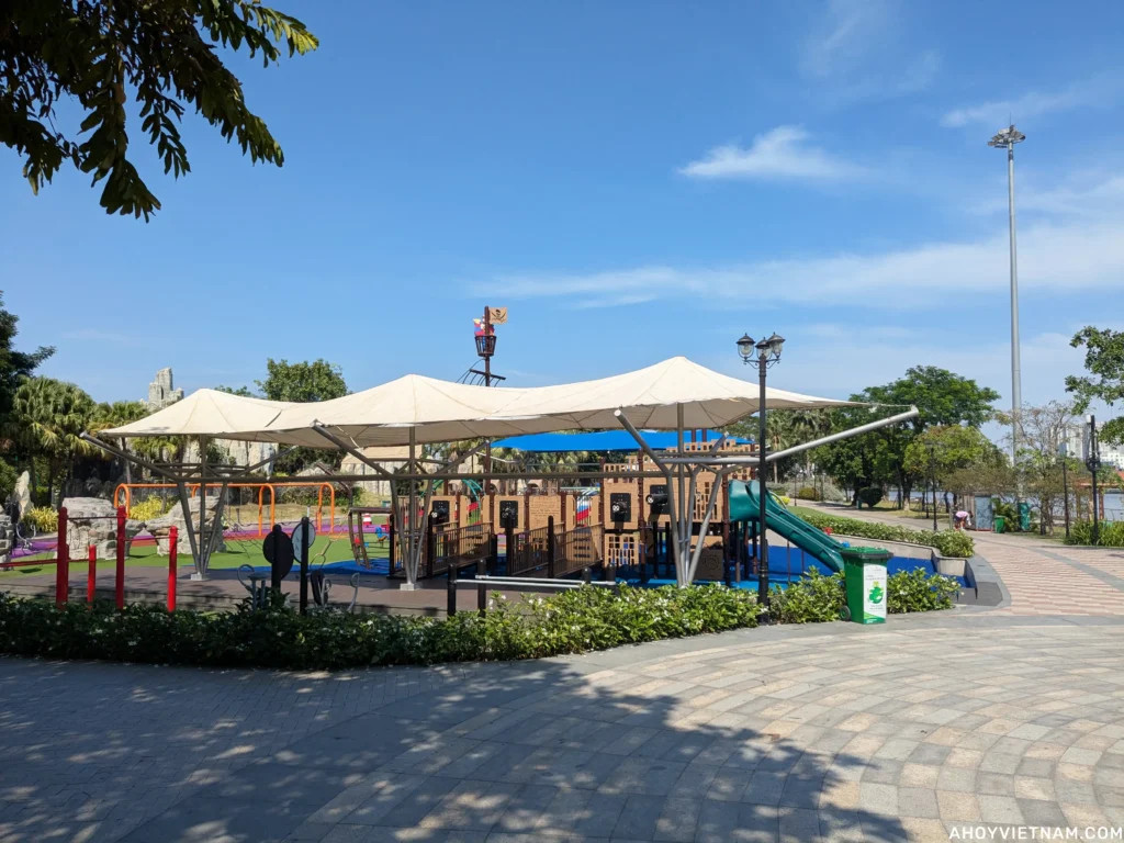 Thiết bị vui chơi đầy màu sắc tại một trong hai sân chơi trẻ em của Vinhomes Central Park.
