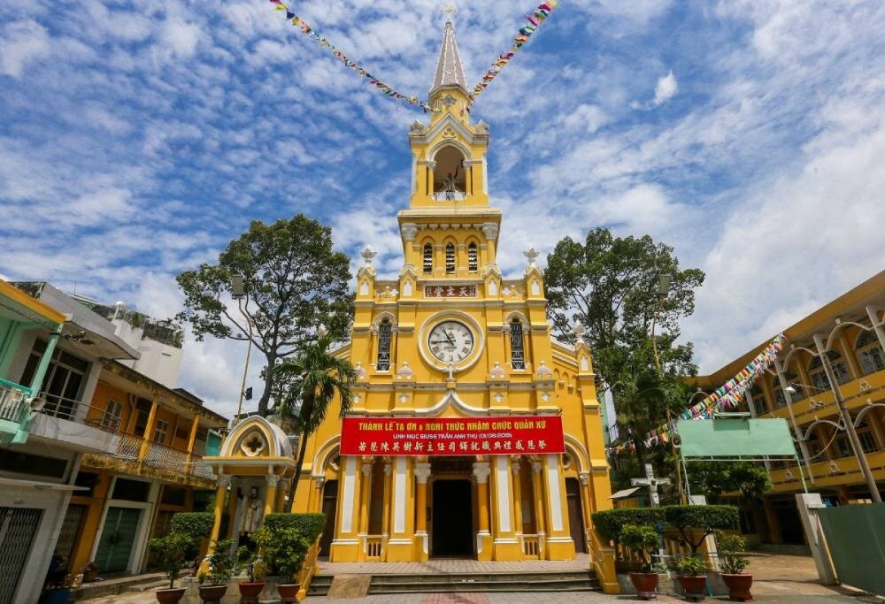 Thiết kế Đông-Tây tại Nhà thờ Cha Tam