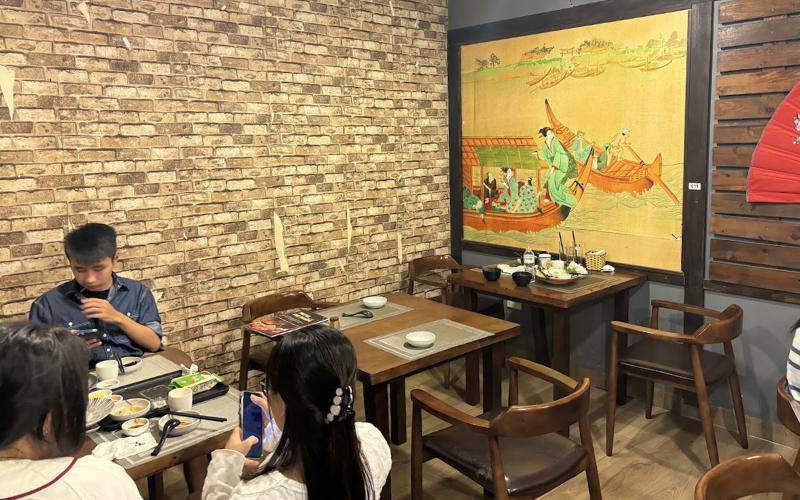 Thiết kế nội thất gỗ mộc mạc và ấm cúng của Sio Sushi, một nhà hàng sushi băng chuyền