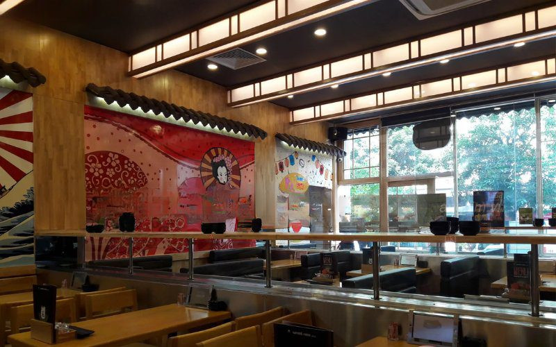 Thiết kế nội thất gỗ tinh tế của Maneki Neko Deli, mang đến trải nghiệm sushi băng chuyền đích thực
