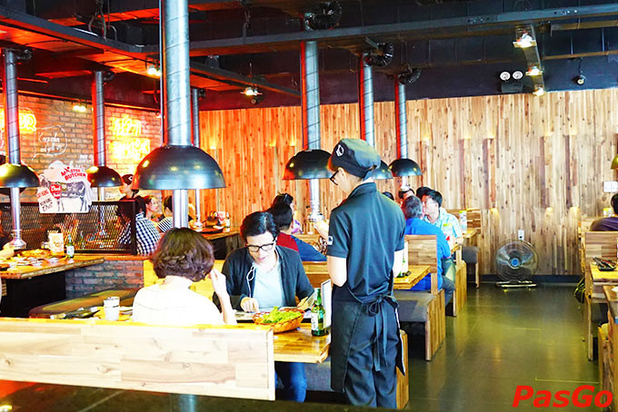 Thiết kế nội thất Gogi House Vincom Đà Nẵng với tông màu đen và vàng chủ đạo