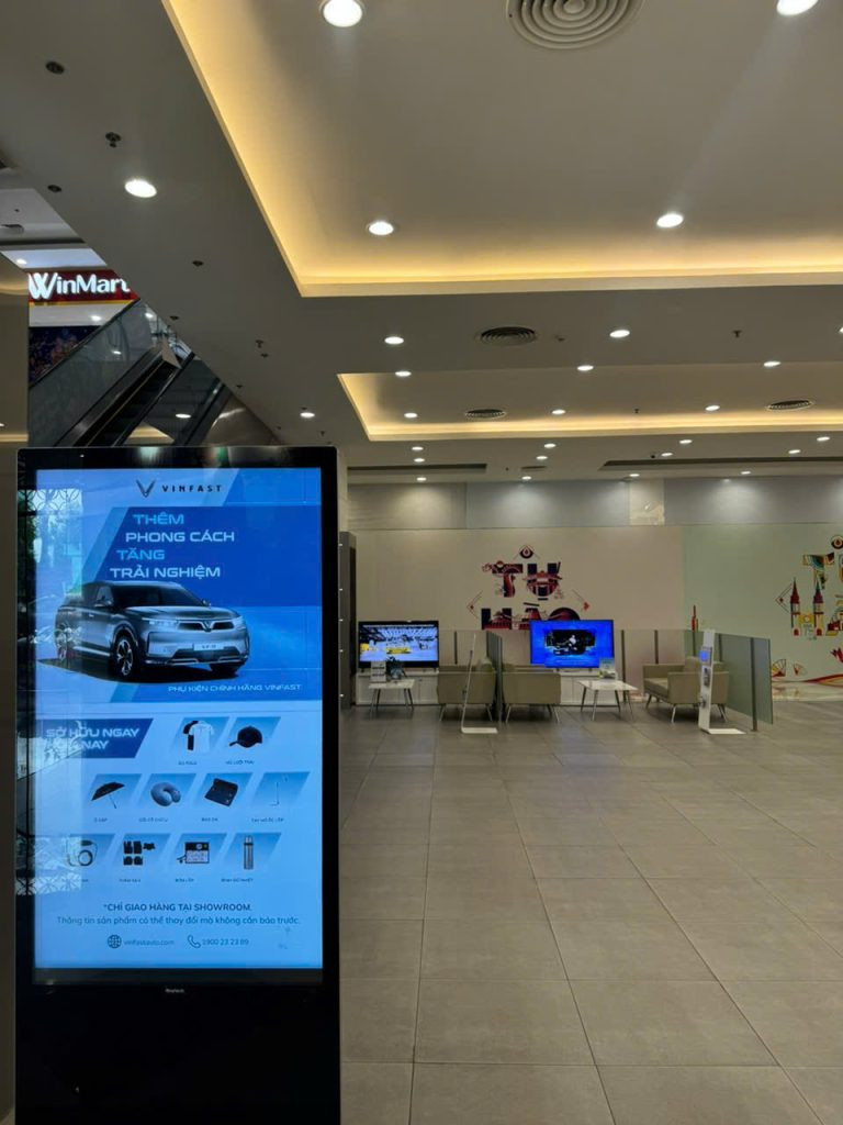 Thiết kế nội thất hiện đại của showroom VinFast Vĩnh Long, giúp khách hàng dễ dàng tìm thấy qua danh bạ các cửa hàng
