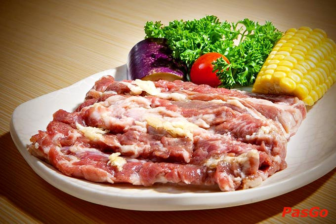 Thịt ba chỉ nướng tẩm ướp đậm đà, sẵn sàng lên bếp tại King BBQ