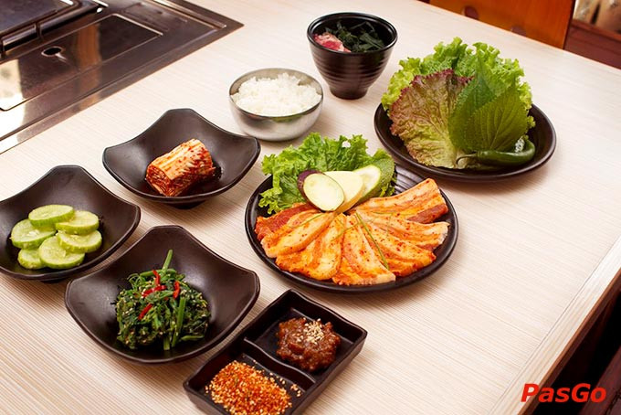 Thịt bò nướng tẩm ướp sốt King BBQ Deli thơm ngon trên bàn ăn