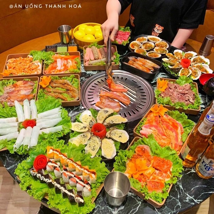 Thịt bò tươi ngon và rau xanh tại Lẩu Time, gợi ý cho giá buffet Vincom Thanh Hóa