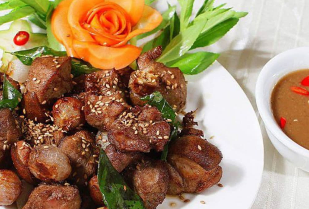 Thịt dê nướng thơm lừng là món ăn đặc trưng tại Buffet Hưng Ký