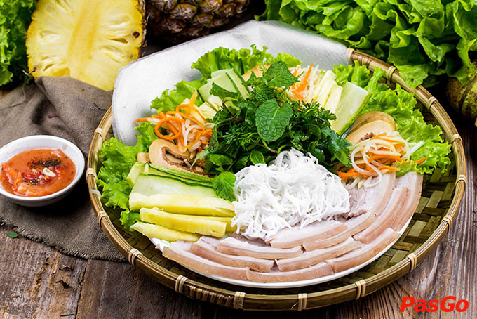 Thịt luộc chấm tôm chua đậm đà, đặc sản xứ Huế có tại Vincom Nguyễn Chí Thanh