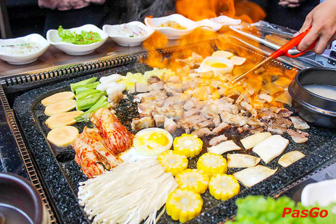 Thịt nướng xèo xèo trên bàn đá, chuẩn vị Hàn Quốc