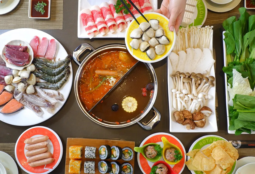 Thực đơn đa dạng của Kichi Kichi Vincom Xuân Khánh với các loại thịt, hải sản tươi ngon