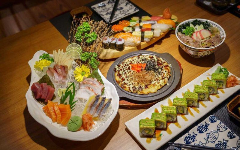 Thực đơn đa dạng món sushi băng chuyền và sashimi tươi ngon tại Sushi Kei
