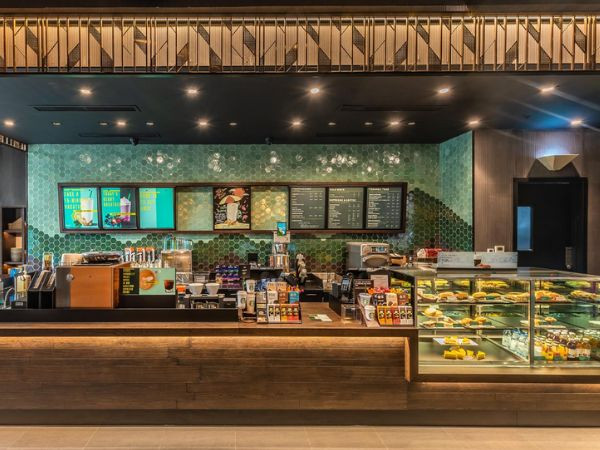 Thực đơn đồ uống đa dạng của Starbucks Vincom Trần Duy Hưng