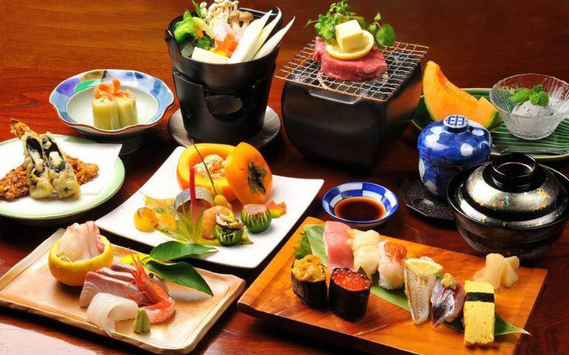 Thực đơn phong phú với sushi băng chuyền, sashimi và lẩu tại Asahi Sushi