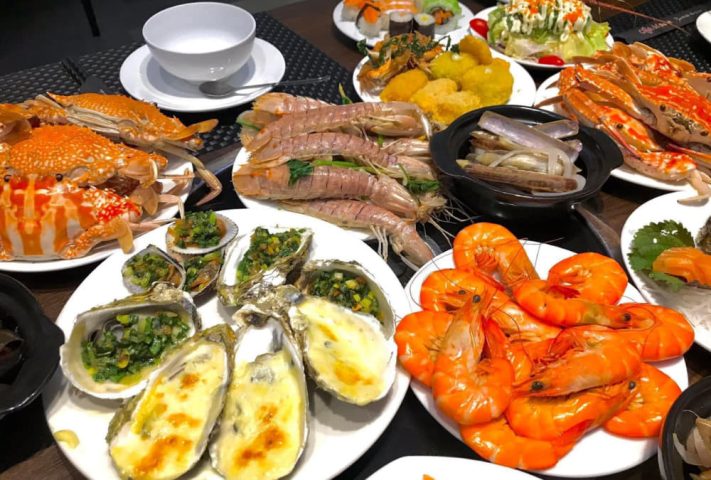 Thực khách đang nướng tôm sú, tôm tít và sò mai tại nhà hàng Aka House