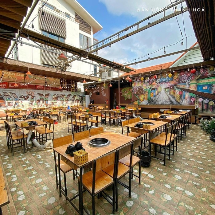 Thực khách đang thưởng thức bữa buffet lẩu nướng tại một nhà hàng ở Thanh Hóa