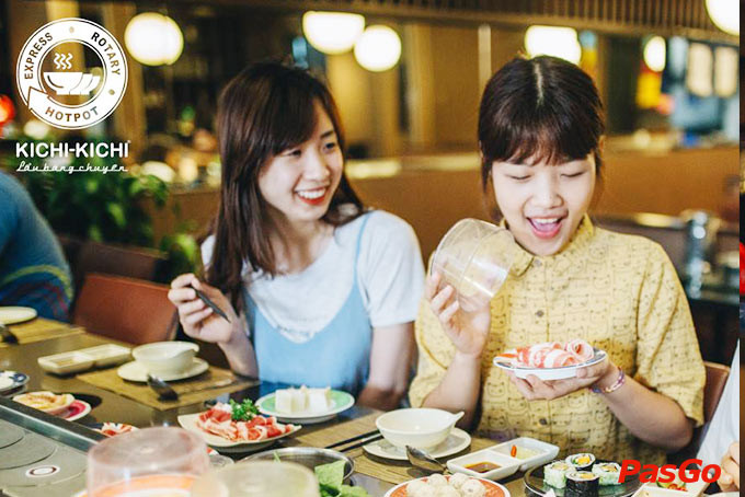 Thực khách đang thưởng thức bữa tiệc lẩu buffet tại Kichi Kichi Vincom Nguyễn Chí Thanh