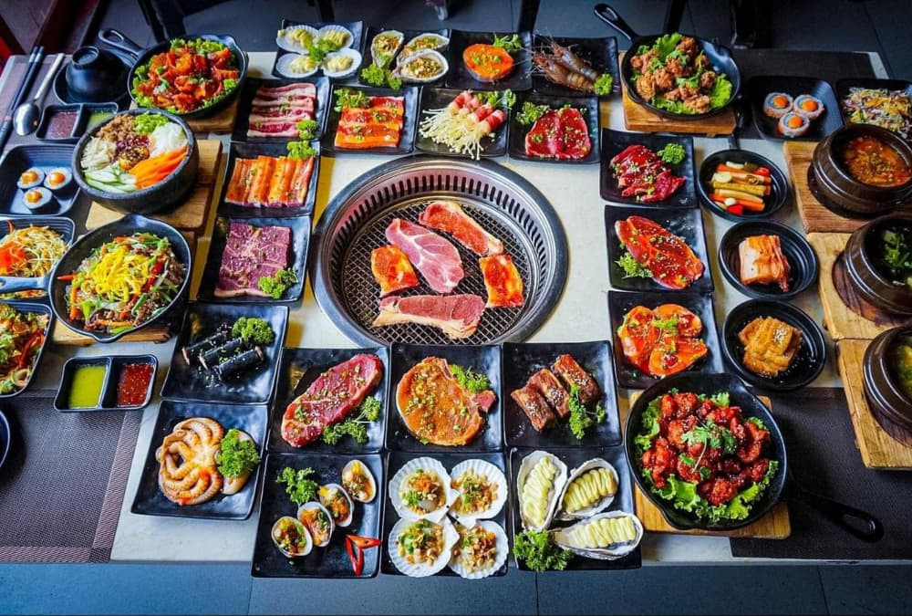 Thực khách đang thưởng thức các món nướng phong cách Hàn Quốc tại Subin BBQ