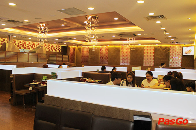 Thực khách tận hưởng bữa ăn sum vầy tại MK Restaurant Vincom Đồng Khởi