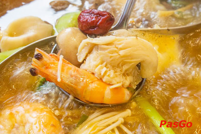Thực khách thoải mái lựa chọn món nhúng trên băng chuyền