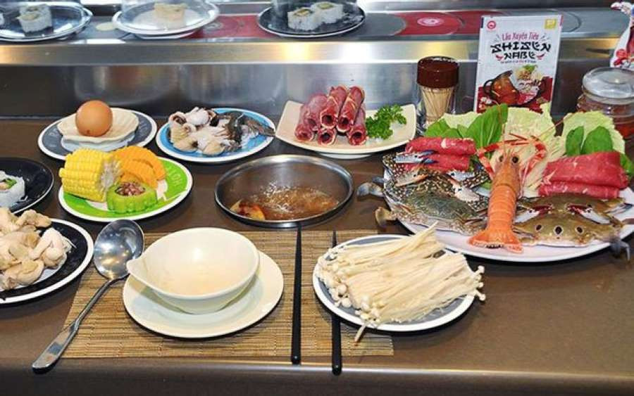 Thực phẩm tươi sống di chuyển trên băng chuyền độc đáo, tạo nên trải nghiệm ẩm thực đặc sắc tại Kichi Kichi Vincom Vĩnh Long
