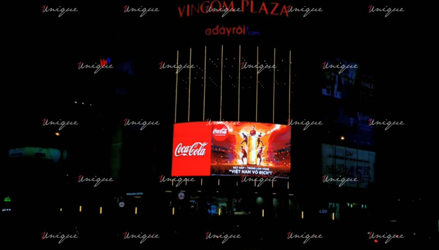 Thương hiệu Coca-Cola gây ấn tượng mạnh với quảng cáo rực rỡ tại khu vực Vincom Plaza Hùng Vương