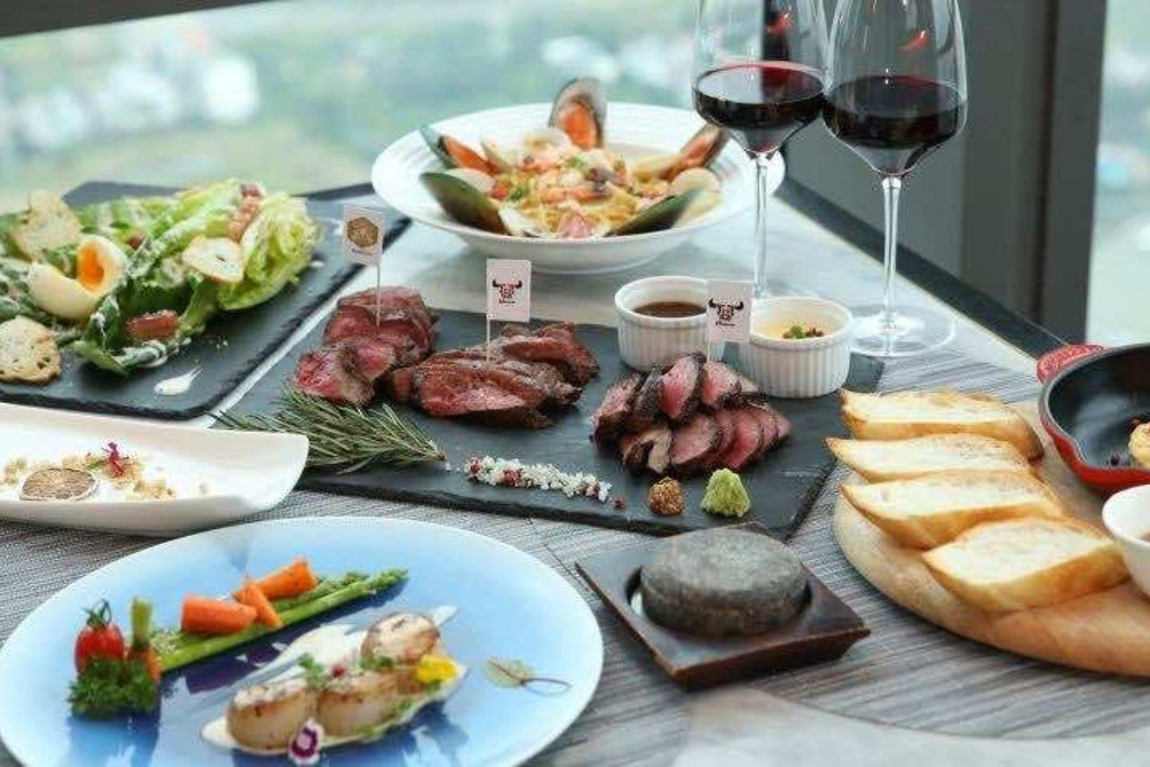 Thưởng thức bò Wagyu thượng hạng tại Ussina Landmark 81, với tầm nhìn tuyệt đẹp.