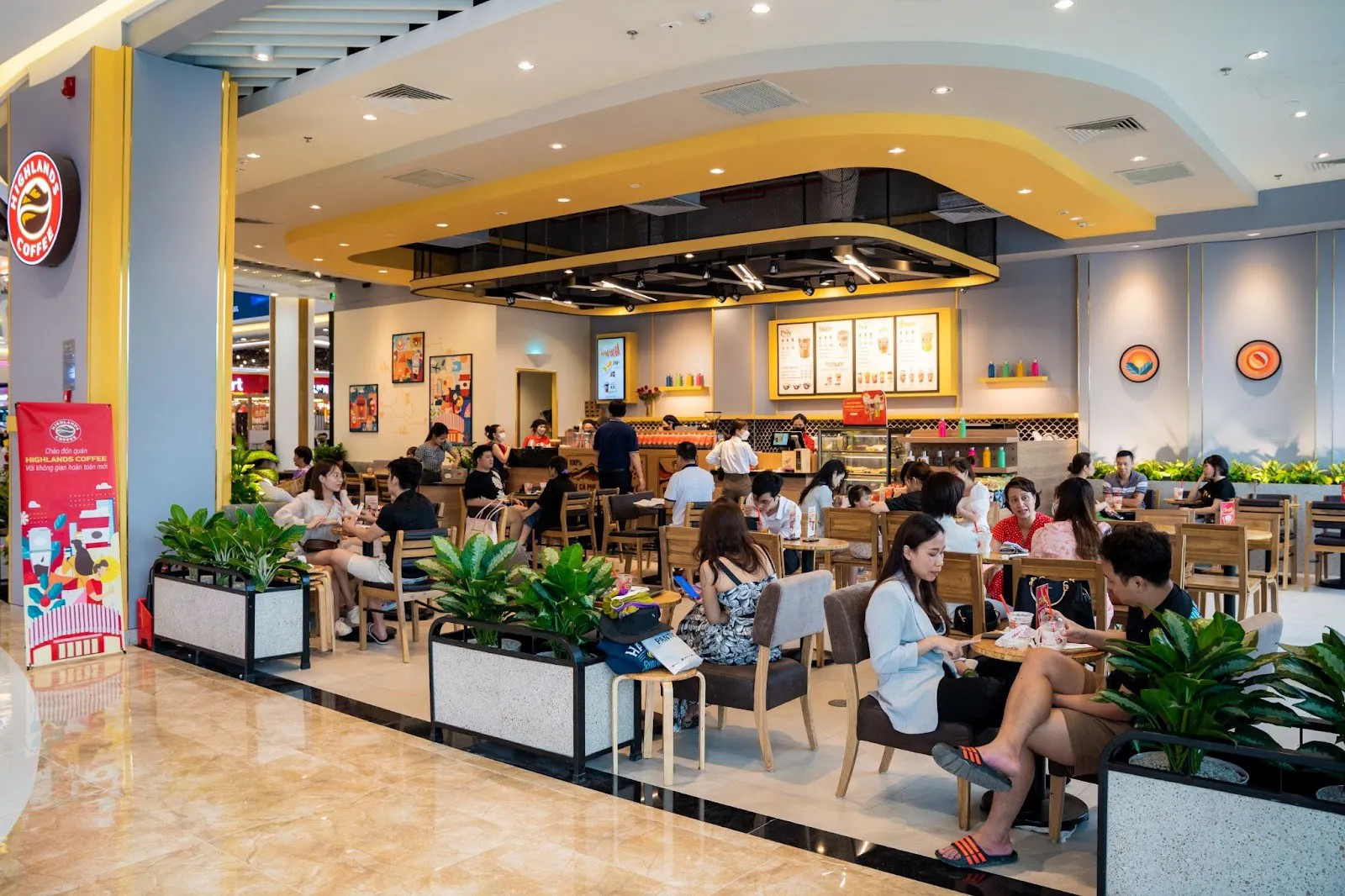 Thưởng thức cà phê Highlands Coffee ở Vincom BMT