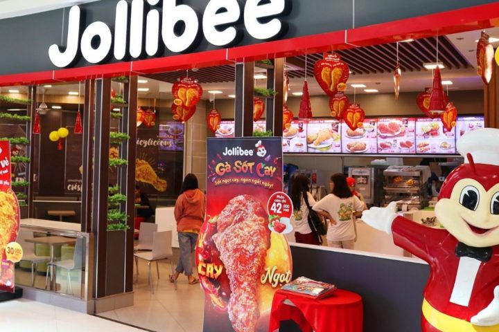 Thưởng thức gà rán Jollibee tại khu ẩm thực Vincom Đồng Hới Quảng Bình