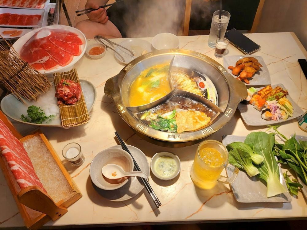 Thưởng thức lẩu đa vị tại Hotpot Story Vincom Trần Duy Hưng